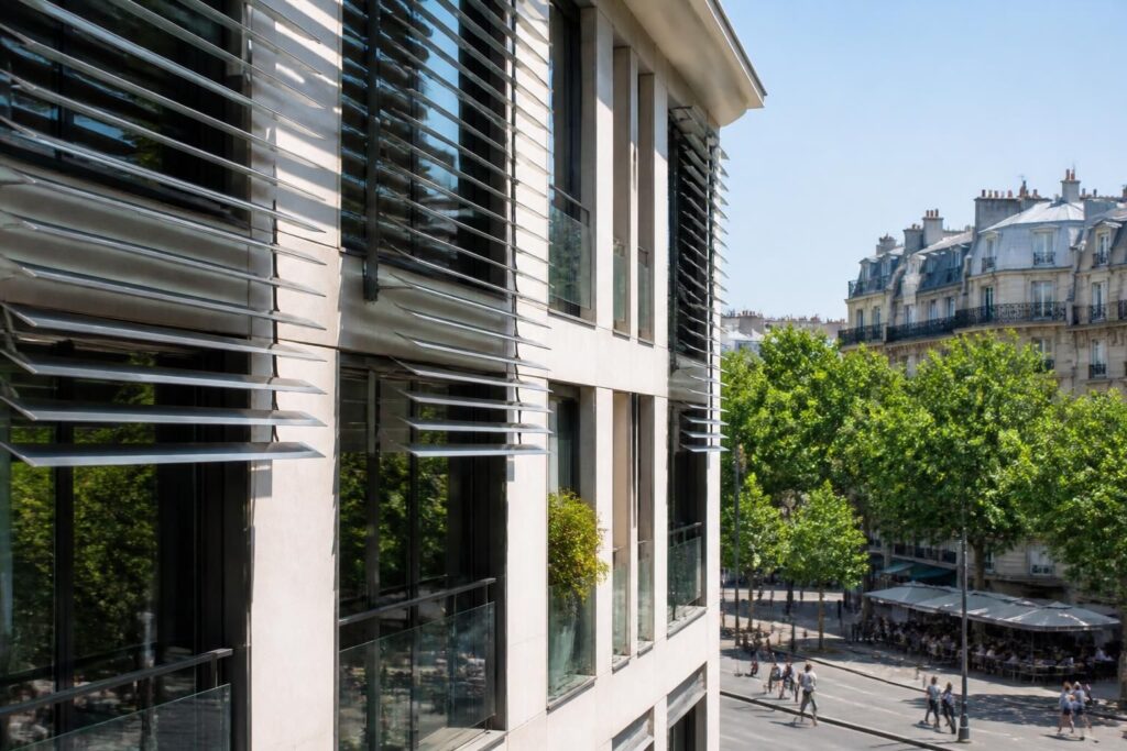 Brise-soleil orientable à Paris : un atout clé pour réduire la chaleur en ville