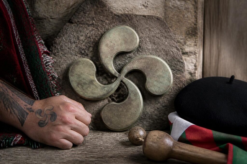 Symbole basque : signification et usages en tatouage et tradition