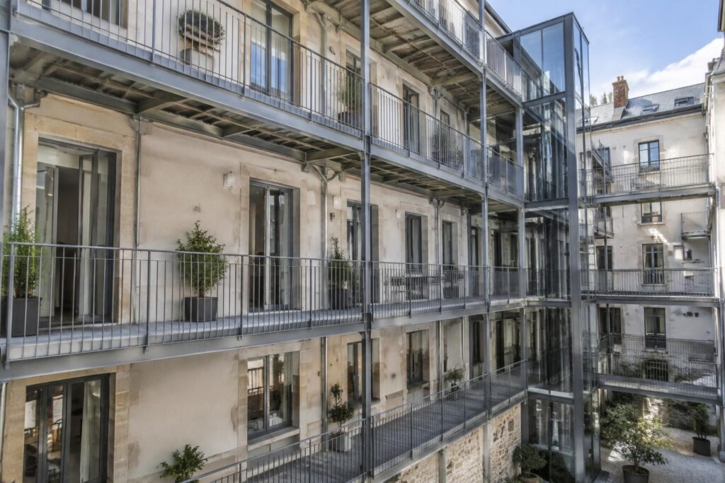 découvrez les balcons métalliques rapportés, une solution durable et esthétique pour créer des extensions et des coursives adaptées à votre bâtiment.